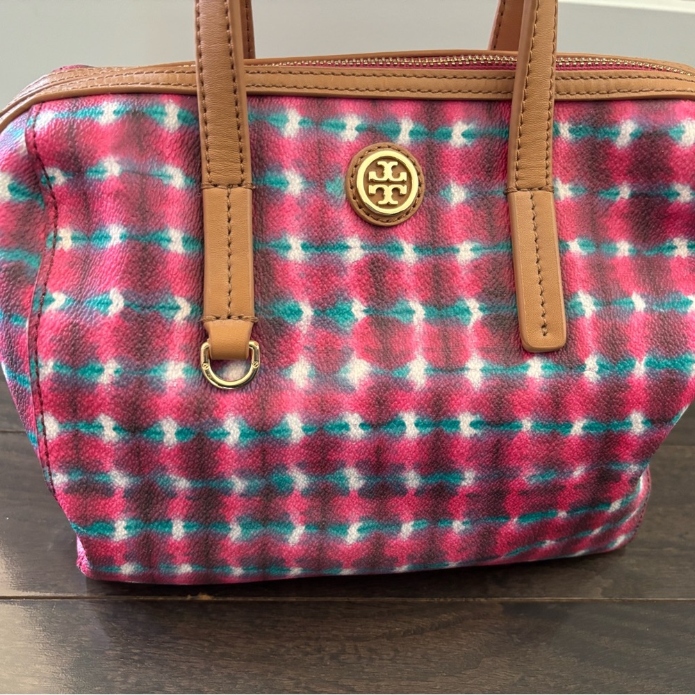 Adorable spring/summer Tory Burch purse